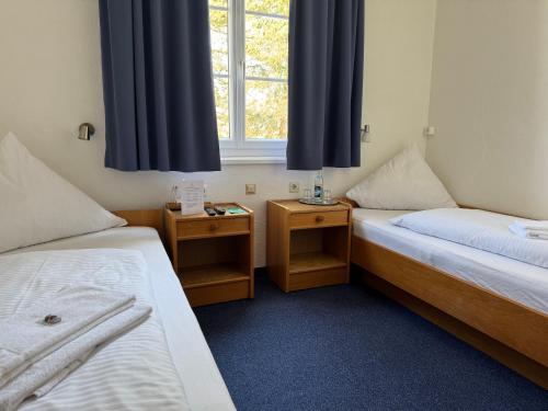 Кровать или кровати в номере Hotel Hasen Kaufbeuren Allgäu