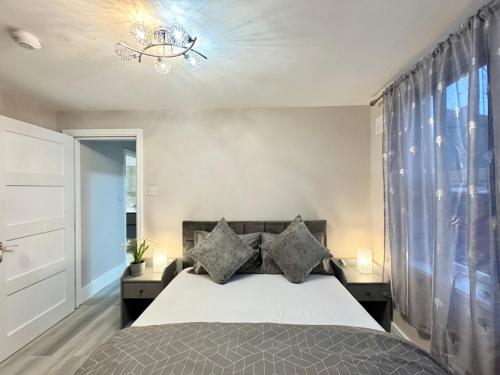 ブリストルにある1 Bedroom luxury apartmentのベッドとシャンデリアのある寝室
