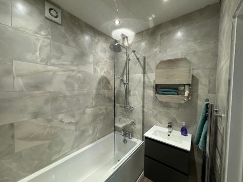 ブリストルにある1 Bedroom luxury apartmentのシャワーと洗面台付きのバスルーム