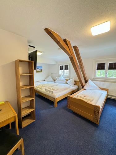 Кровать или кровати в номере Hotel Hasen Kaufbeuren Allgäu