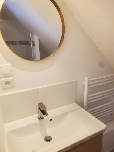 un bagno con lavandino e specchio di Longère Tourangelle Le Buissonnet a Azay-sur-Cher