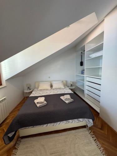 une chambre avec un grand lit avec un couvre-lit noir dans l'établissement Apartment Sea Dance, Korcula town, à Korčula