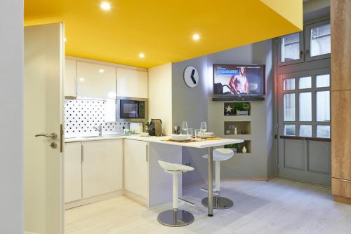 Kuchyň nebo kuchyňský kout v ubytování Stylish Central Design Studio