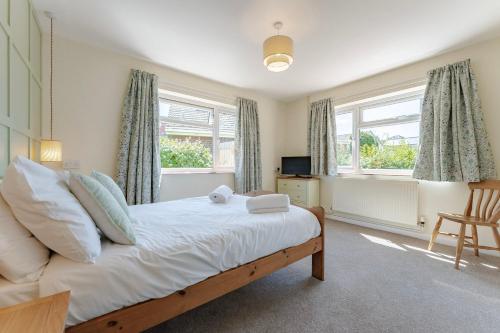 Giường trong phòng chung tại Coast Haven - Norfolk Cottage Agency