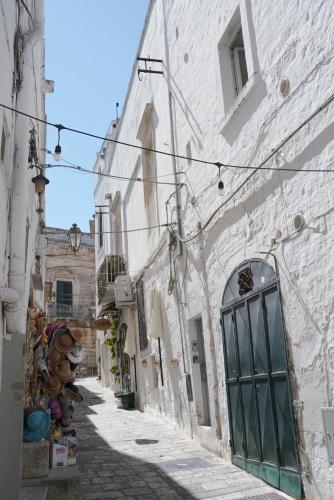 an alley in an old town with a building at Casa Giglio in Ostuni