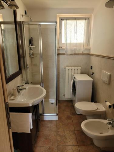 a bathroom with two sinks and a toilet and a shower at La Bella Vista in Fonteno