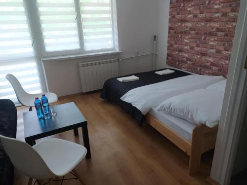 Ένα ή περισσότερα κρεβάτια σε δωμάτιο στο Restauracja Hotel Koło do Wozu