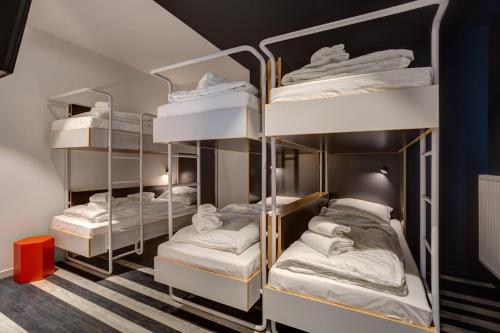 Una cama o camas en una habitación de MEININGER Hotel Bruxelles Gare du Midi