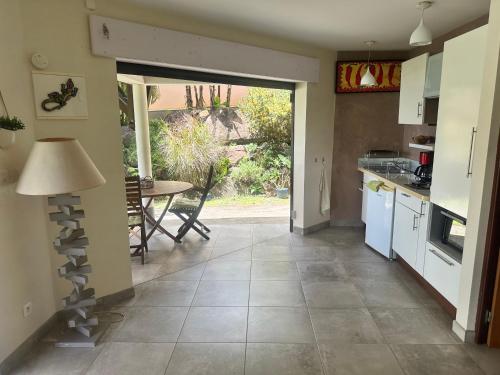 una cucina con vista su un tavolo di Villa la mahaudière vue mer a Deshaies