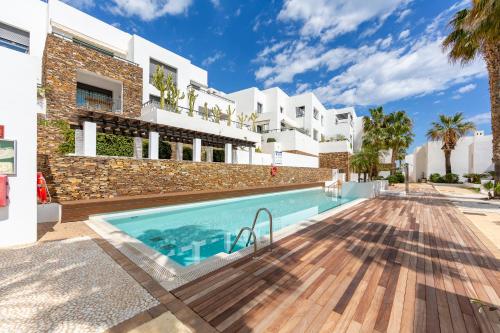 willa z basenem przed budynkiem w obiekcie Resort Macenas # Sea Views # Chill-out # 2BR w mieście Mojácar