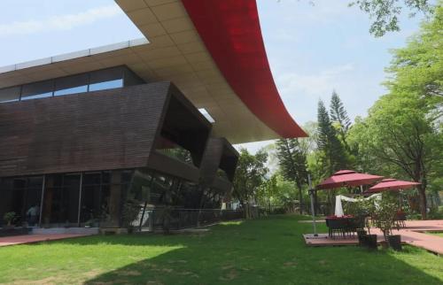 Taman di luar Yitang Zhile Forest Resort Hotel