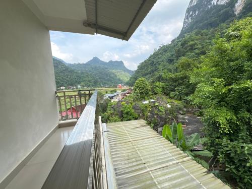 a balcony with a view of a mountain at Ba Be Lake - Nhà Nghỉ Thư Nhạc in Bak Kan
