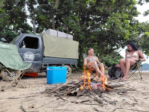 Off Grid Explorers - 4x4 Campers! vendégei