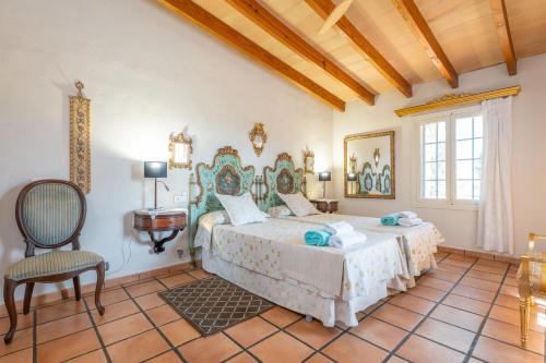 a bedroom with a bed and a chair at Banc Doli in Manacor
