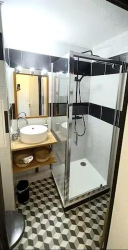 une petite salle de bain avec un lavabo et une douche dans l'établissement Appartement Bord de Mer 4 pers / 2 Piscines, à Cannes