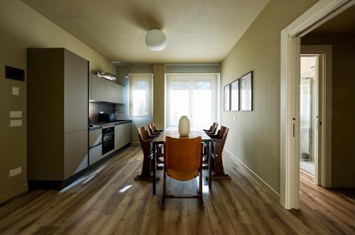 a kitchen and dining room with a table and chairs at The School Venice, boutique Loft in Venice