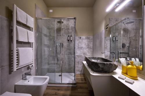 a bathroom with a sink and a shower with a sink at The School Venice, boutique Loft in Venice
