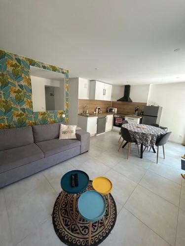 un salon avec un canapé et une table dans l'établissement Le provencal, à La Roque-dʼAnthéron