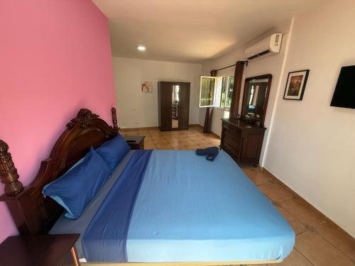 Casa de 5 Dormitorios Cerca de la Playa en Marbella Elviria photo 13