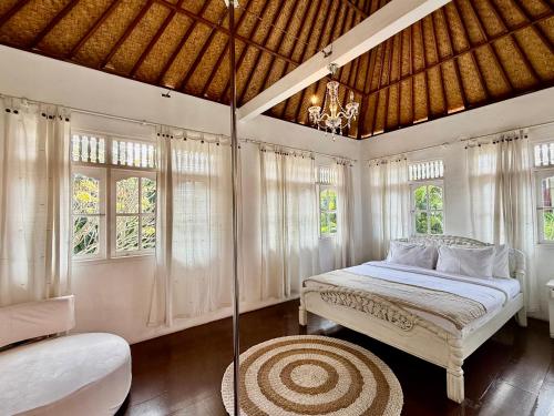 Ένα ή περισσότερα κρεβάτια σε δωμάτιο στο White Orchid Villa