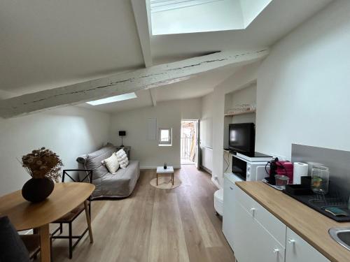 un salon avec un canapé et une table dans l'établissement Studio meublé, à Chasselay