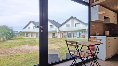 Una vista de una casa desde una cocina con una mesa. en PANORAMA Władysławowo, en Władysławowo