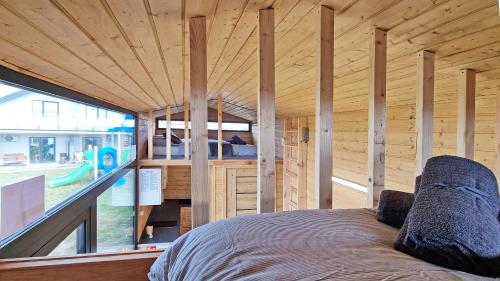 Un dormitorio de una casa con una ventana grande. en PANORAMA Władysławowo, en Władysławowo