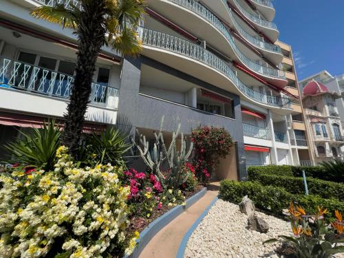 un bâtiment avec un bouquet de fleurs devant dans l'établissement Luxury apartment on Promenade des Anglais in Nice, à Nice