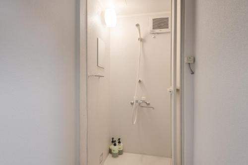 bagno con doccia e lavandino di Higashi-Ueno 3 a Tokyo