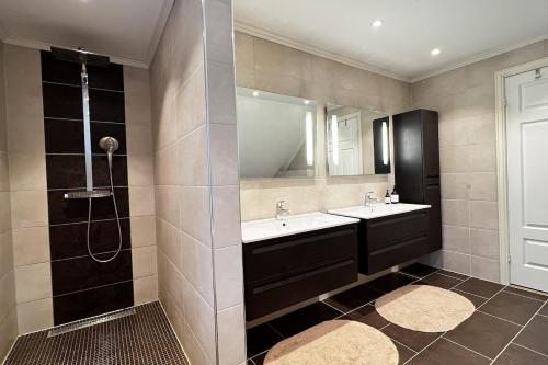 un bagno con due lavandini e una doccia di Nordic Villa Retreat ad Ålesund