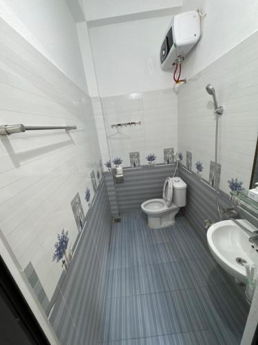 a bathroom with a toilet and a sink at Ba Be Lake - Nhà Nghỉ Thư Nhạc in Bak Kan