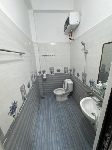 a bathroom with a toilet and a sink at Ba Be Lake - Nhà Nghỉ Thư Nhạc in Bak Kan