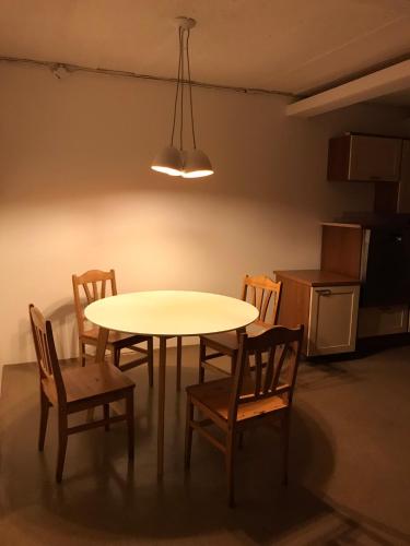 a table and chairs in a room with a kitchen at Kivi Turismitalu in Vardi