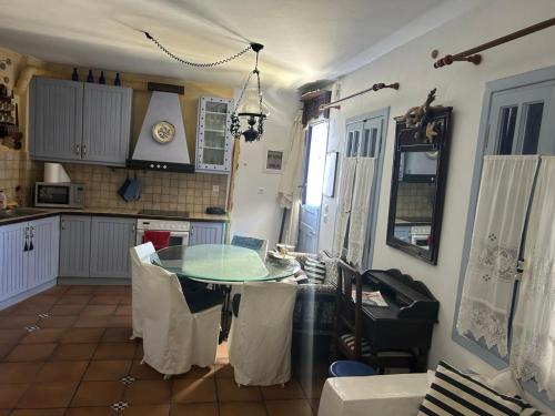 Una cocina o zona de cocina en Serifos house