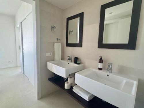 Ένα μπάνιο στο Resort Macenas # Sea Views # 2BR # WIFI # Family