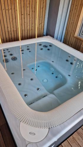 a hot tub in a hammock in a room at Le Domaine de la Répandise in Laveline-du-Houx