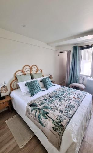 une chambre avec un grand lit avec des oreillers bleus dans l'établissement Chez Marie, Plage 420m, Batz sur Mer, 2 pers, BB -9m, à Batz-sur-Mer