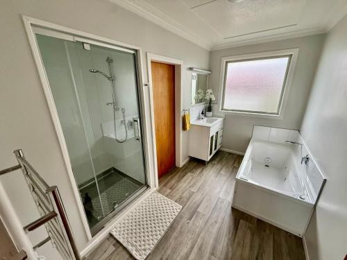 Ένα μπάνιο στο Comfort & Warmth at Stag Lodge Near Queens Park