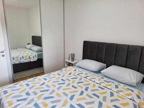 un dormitorio con una cama y un espejo en Apartman Lory, en Čapljina