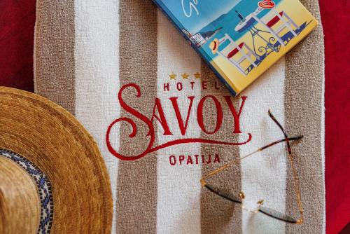 Certificado, premio, señal o documento que está expuesto en Hotel Savoy