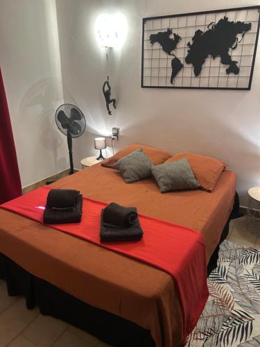 a bedroom with a bed with two towels on it at Maison 6 personnes avec piscine terrain arboré clôturé in Vallabrix