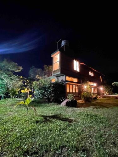 Taman di luar Aayuni Farmstay