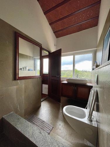 Bilik mandi di Aayuni Farmstay