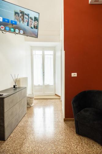 a living room with a couch and a tv at Residenza IL COLLE in Subiaco