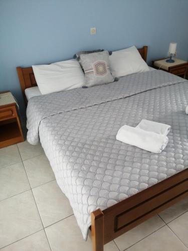a bed with two white towels on top of it at Star Apartment in Kallithea Halkidikis