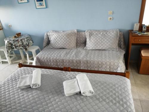 Un dormitorio con una cama con toallas. en Star Apartment, en Kallithea Halkidikis