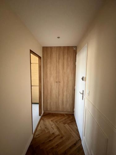 an empty room with a door and wooden floors at Very luxurious apartment in Paris - 10 min de la tour eiffel in Boulogne-Billancourt
