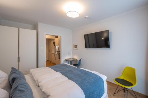 a bedroom with a bed and a tv on the wall at Markt22 - Exklusive Stadtapartments in Lingen