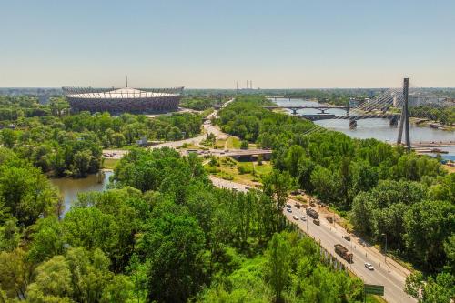 Una vista aérea de un río y un estadio. en ShortStayPoland National Stadium, en Varsovia