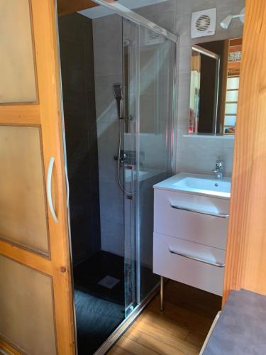 Bilik mandi di Tiny sur Conie En aparté